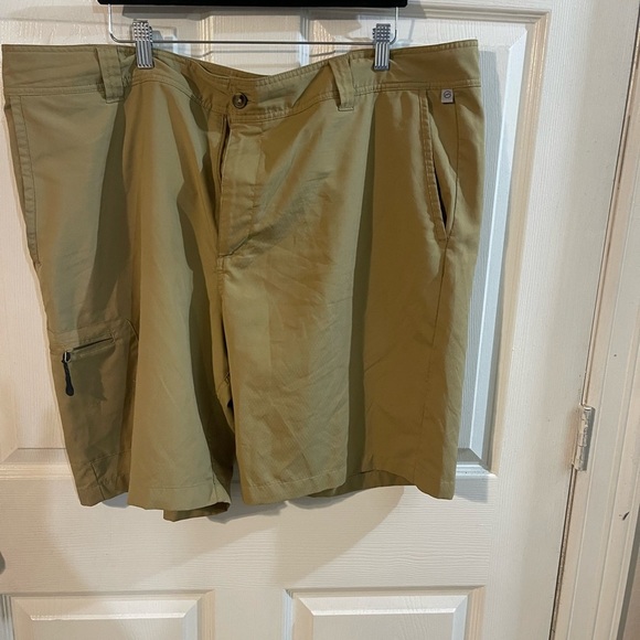 Magellan Outdoors Men's Tan Cargo Shorts - Picture 1 of 8